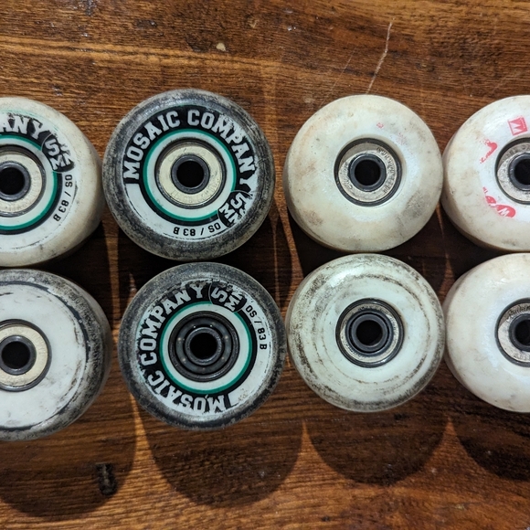 2 sets of wheels with bearings and 1 set of trucks - Picture 5 of 5